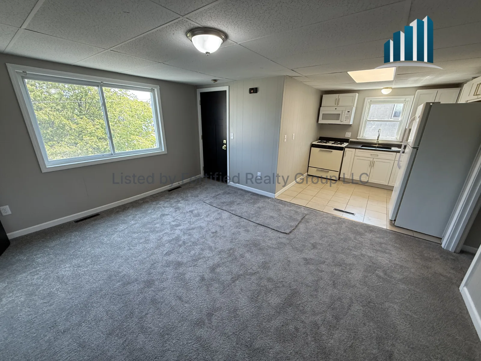 Living room — 77-85 Massasoit St #85 - 3, Fall River MA
